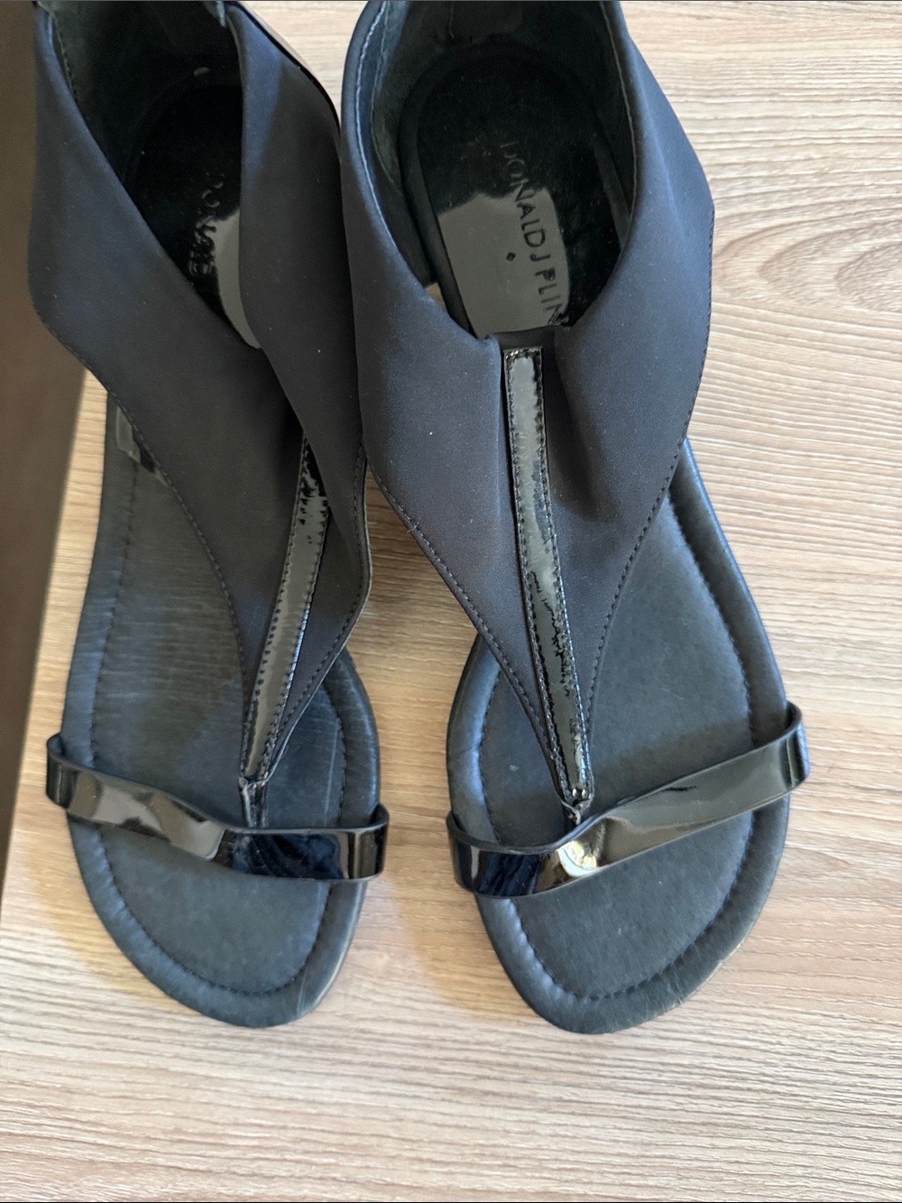 Donald J. Pliner Black Women’s Toe-Post Sandal - Picture 13 of 16